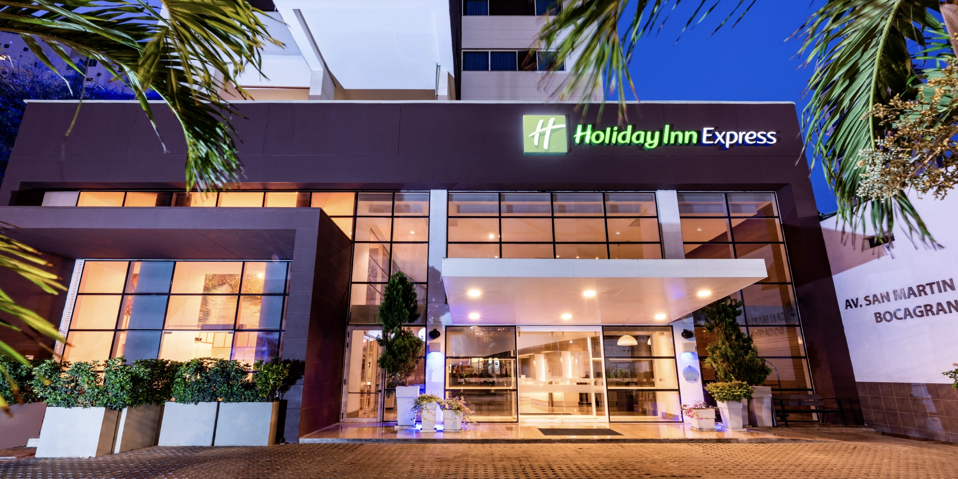 on-vacation-colombia-destino-cartagena-hotel-holidayInn-hotel-fachada.webp