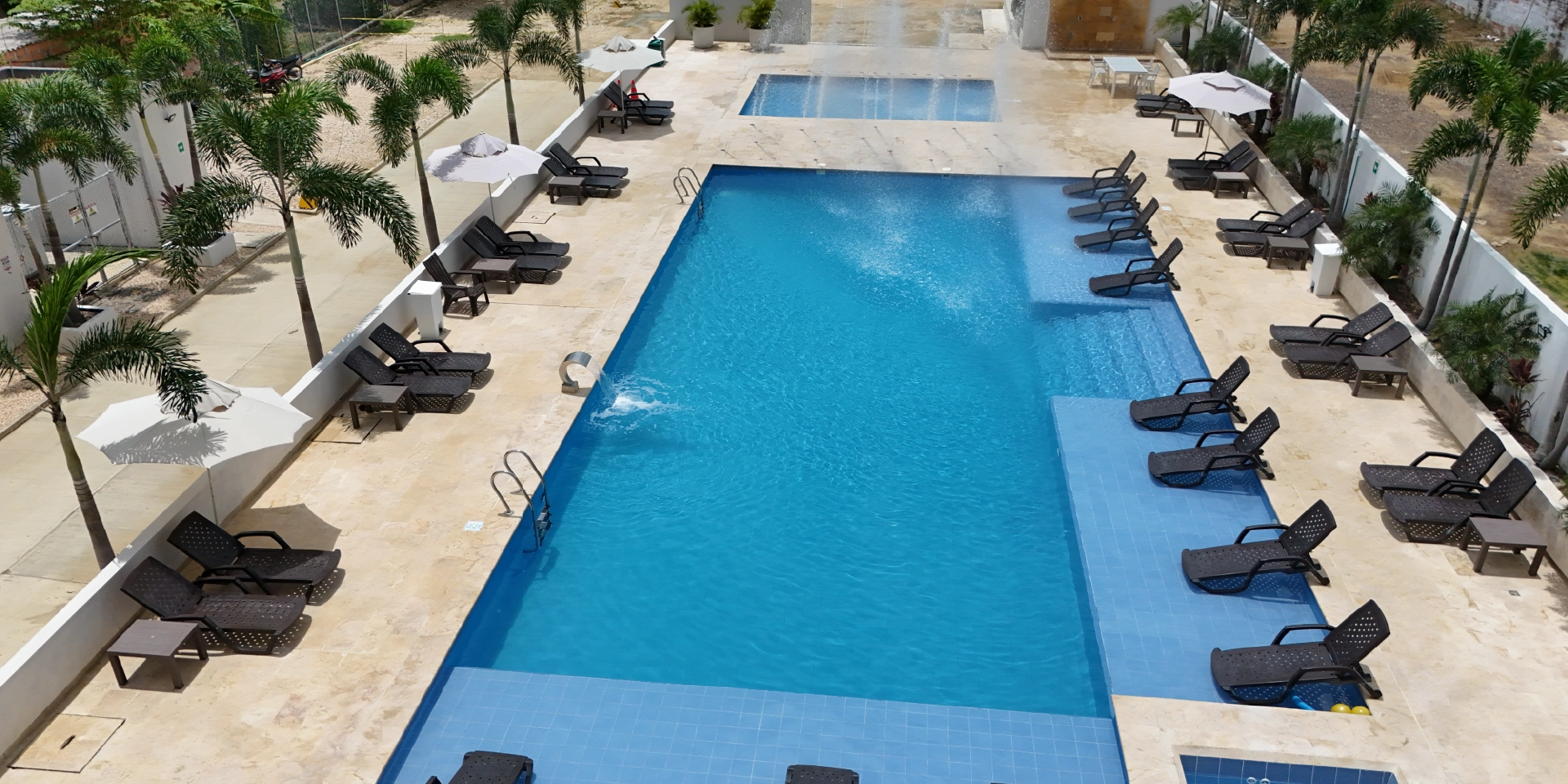 on-vacation-colombia-destino-covenas-hotel-ciela-piscina-asoleadoras.webp