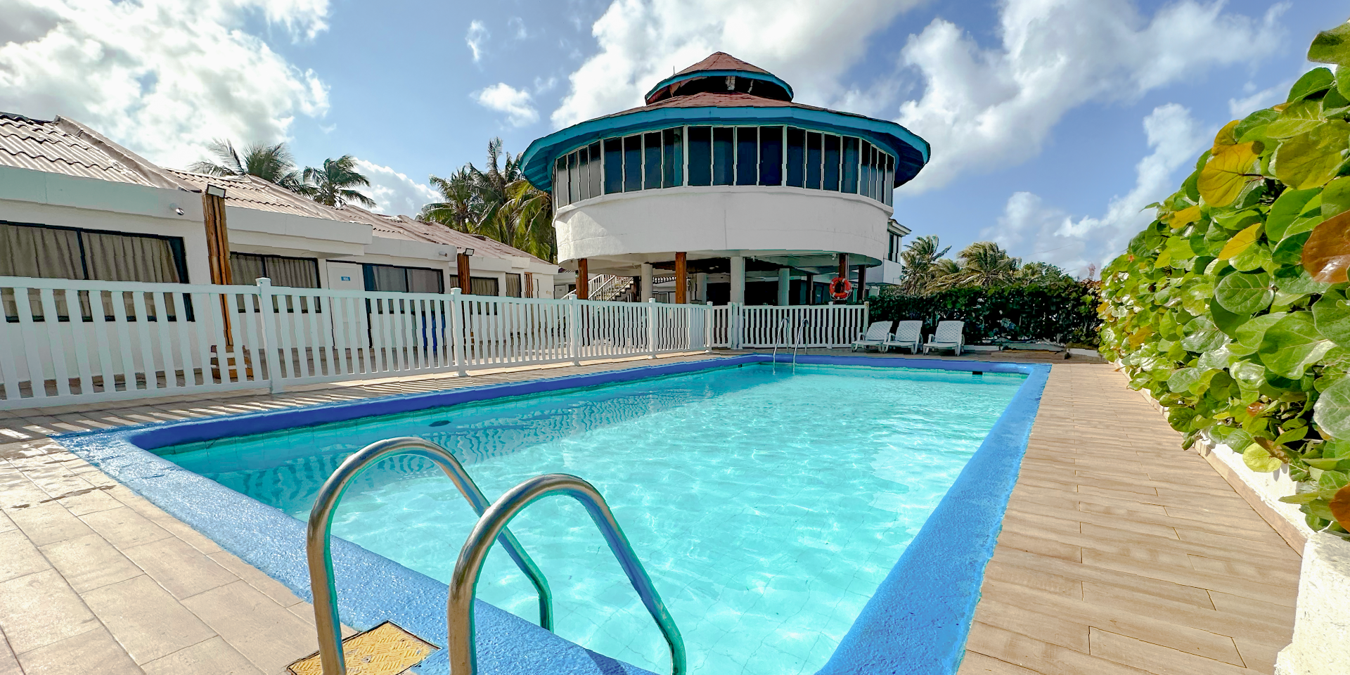 on-vacation-colombia-destino-nacional-san-andres-hotel-reef-piscina.webp