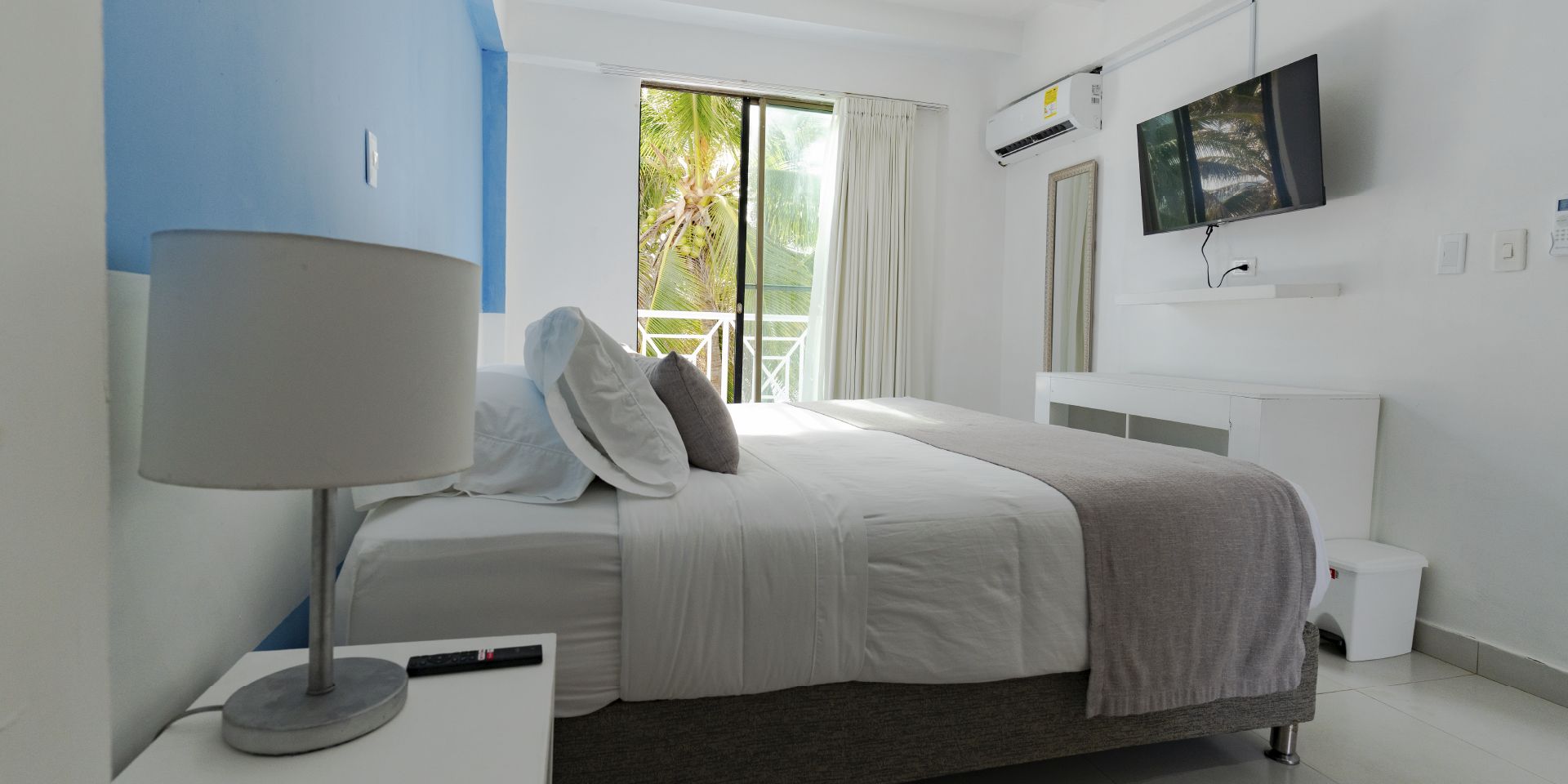 on-vacation-colombia-destino-nacional-san-andres-hotel-san-luis-habitacion-cama-y-televisor.webp
