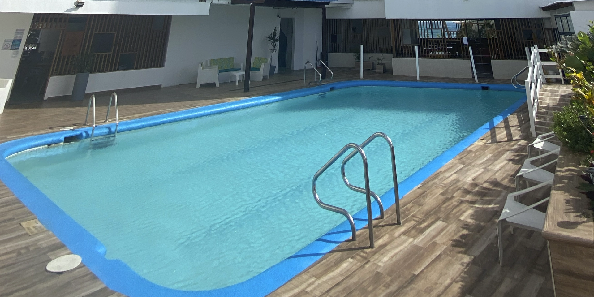 on-vacation-colombia-destino-nacional-san-andres-hotel-tone-piscina-disponible.webp