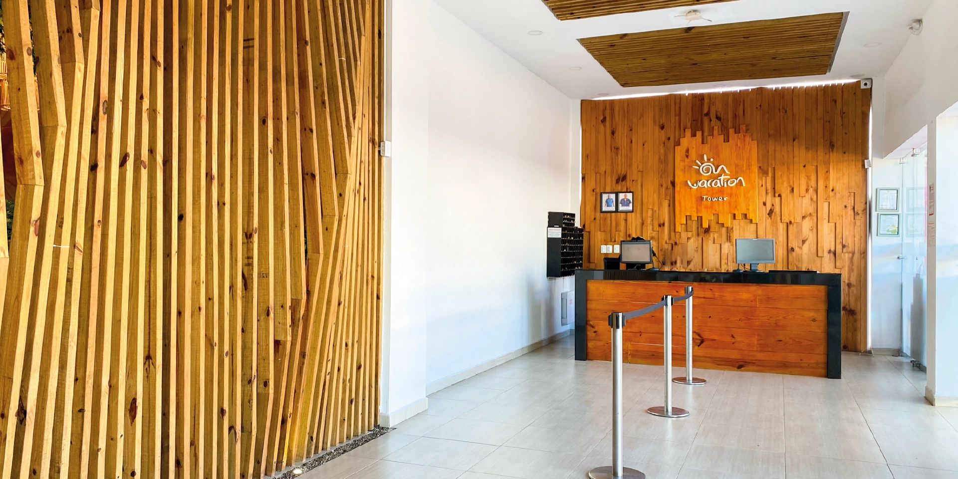 on-vacation-colombia-destino-nacional-san-andres-hotel-tower-recepcion.webp