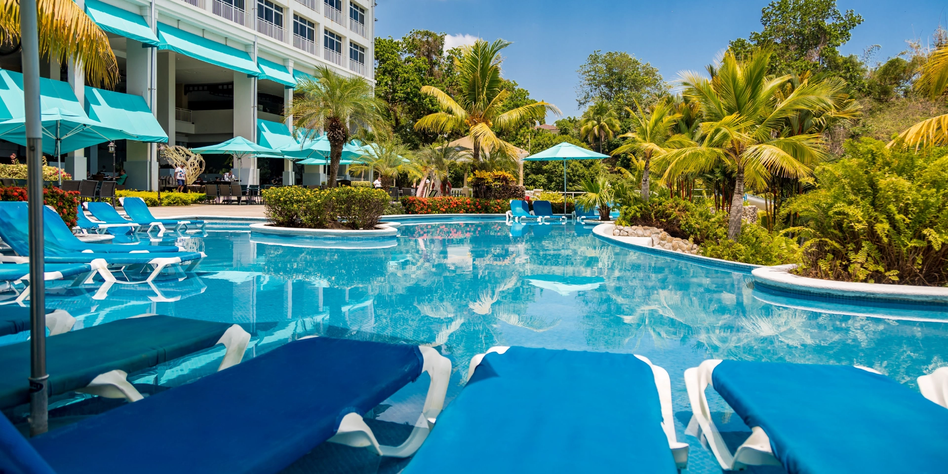 on-vacation-colombia-destino-panama-hotel-bijao-beach-piscina.webp
