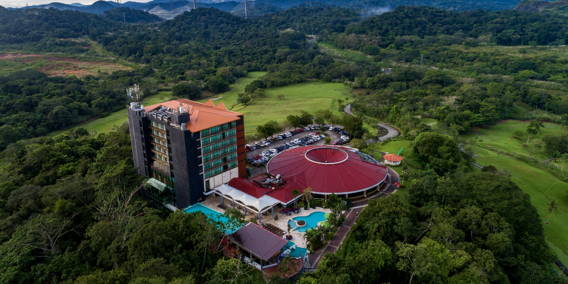 on-vacation-colombia-destino-panama-hotel-summit-rainforest-aerea-hotel.webp