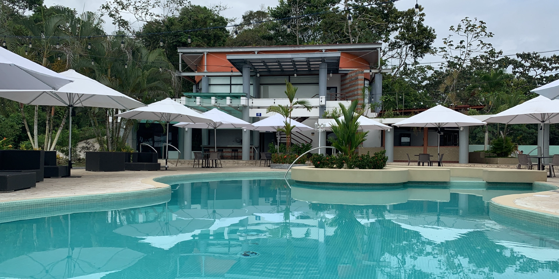 on-vacation-colombia-destino-panama-hotel-summit-rainforest-piscina-asoleadoras.webp