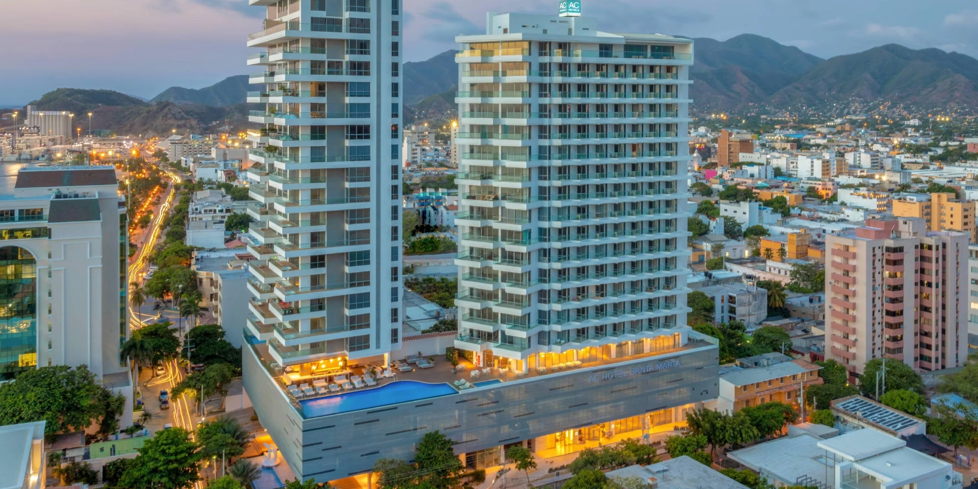 on-vacation-colombia-destino-santa-marta-hotel-acmarriott-hotel-edificio.webp