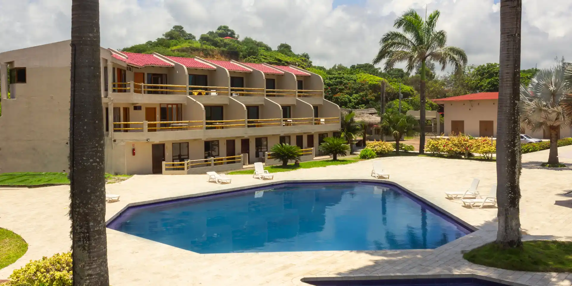 on-vacation-ecuador-montanita-hotel-howard-piscina-09.webp